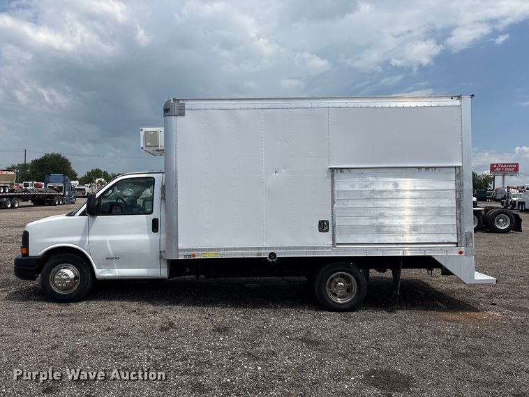 image for item EG9145 2016 Chevrolet Express 4500 box truck