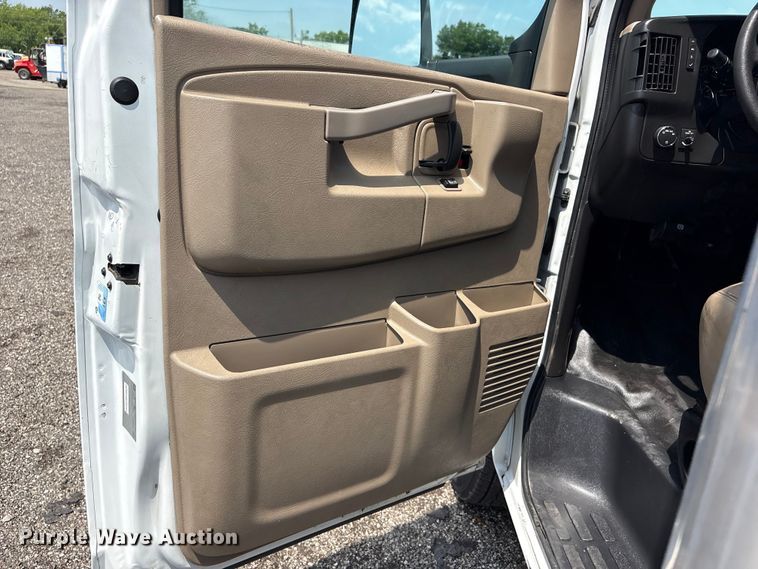 image for item EG9145 2016 Chevrolet Express 4500 box truck