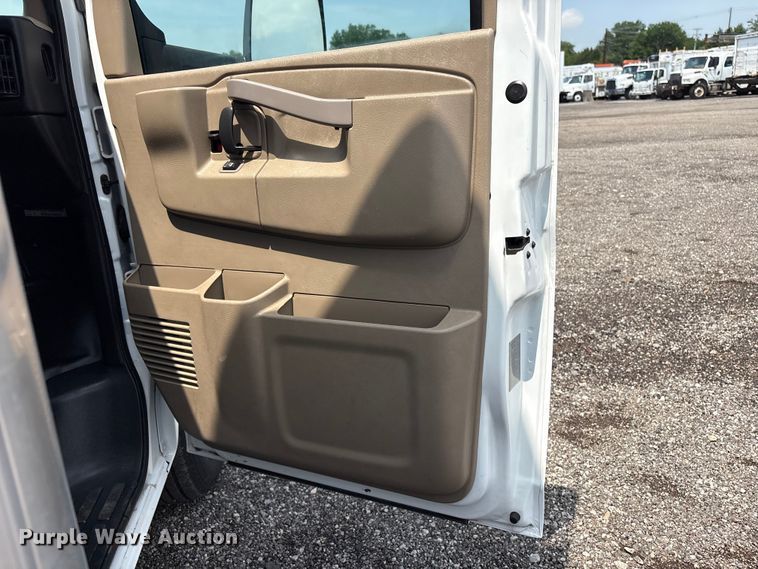 image for item EG9145 2016 Chevrolet Express 4500 box truck