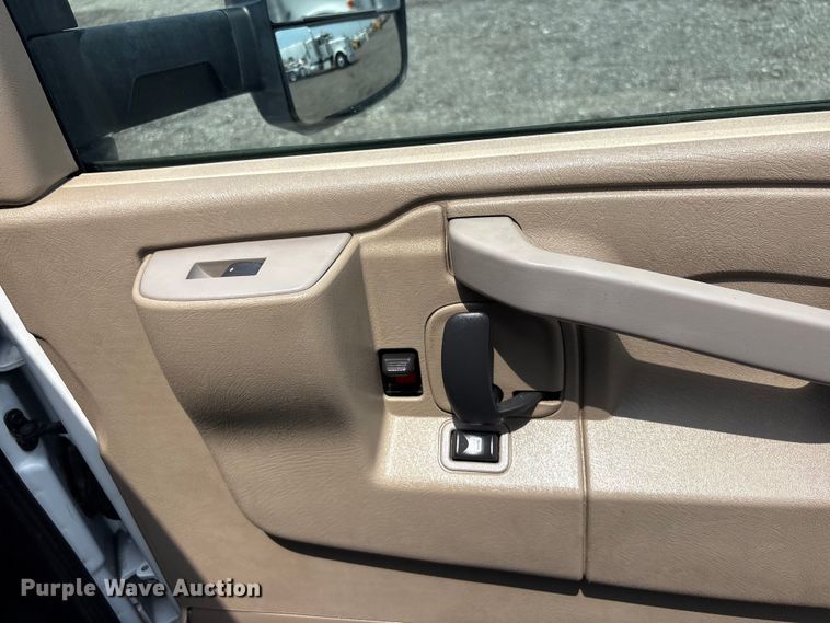 image for item EG9145 2016 Chevrolet Express 4500 box truck