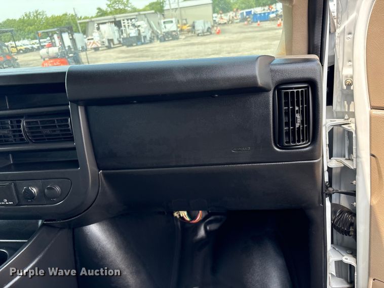 image for item EG9145 2016 Chevrolet Express 4500 box truck