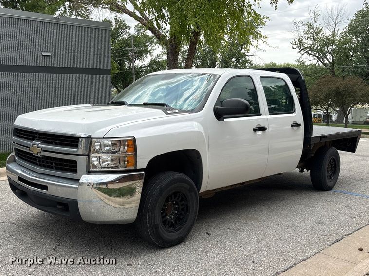 2007 Chevrolet Silverado 2500HD Crew Cab flatbed pickup truck