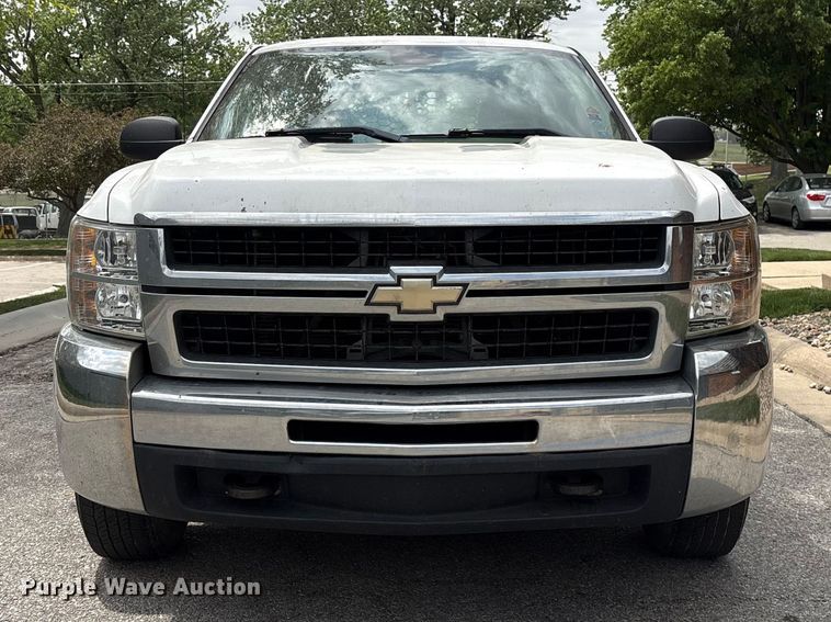image for item EI5816 2007 Chevrolet Silverado 2500HD Crew Cab flatbed pickup truck