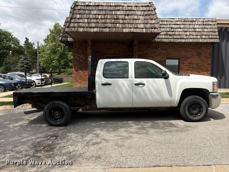 image for item EI5816 2007 Chevrolet Silverado 2500HD Crew Cab flatbed pickup truck
