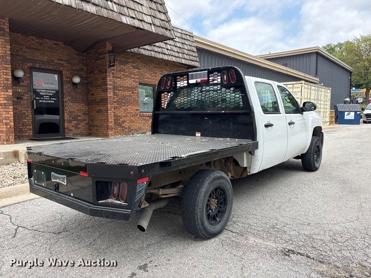 image for item EI5816 2007 Chevrolet Silverado 2500HD Crew Cab flatbed pickup truck
