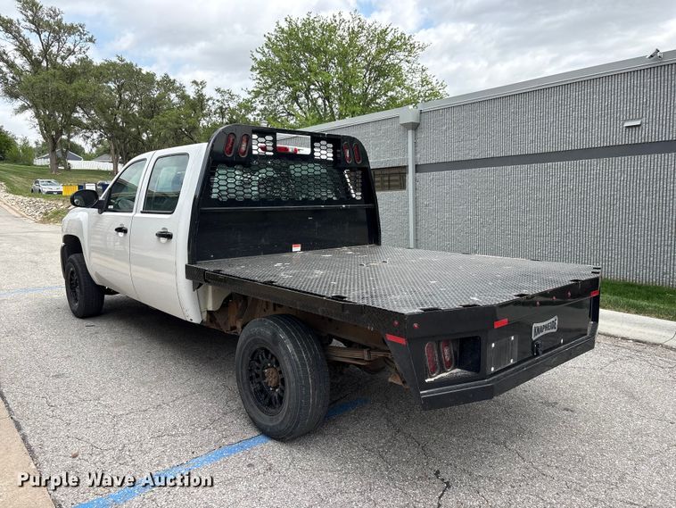 image for item EI5816 2007 Chevrolet Silverado 2500HD Crew Cab flatbed pickup truck