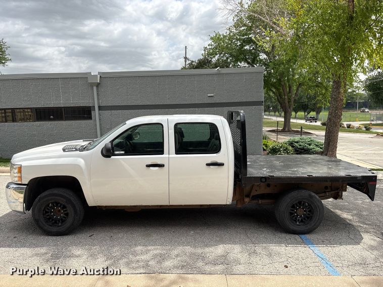 image for item EI5816 2007 Chevrolet Silverado 2500HD Crew Cab flatbed pickup truck