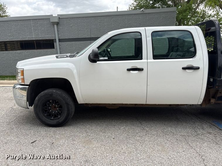 image for item EI5816 2007 Chevrolet Silverado 2500HD Crew Cab flatbed pickup truck