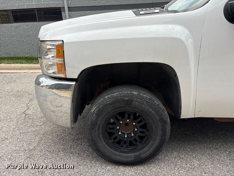 image for item EI5816 2007 Chevrolet Silverado 2500HD Crew Cab flatbed pickup truck