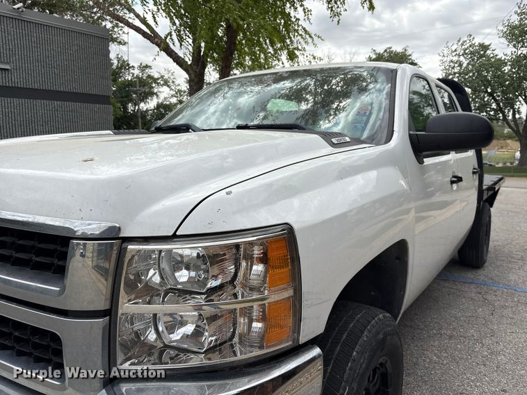 image for item EI5816 2007 Chevrolet Silverado 2500HD Crew Cab flatbed pickup truck