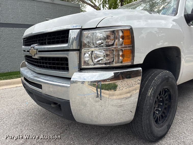 image for item EI5816 2007 Chevrolet Silverado 2500HD Crew Cab flatbed pickup truck