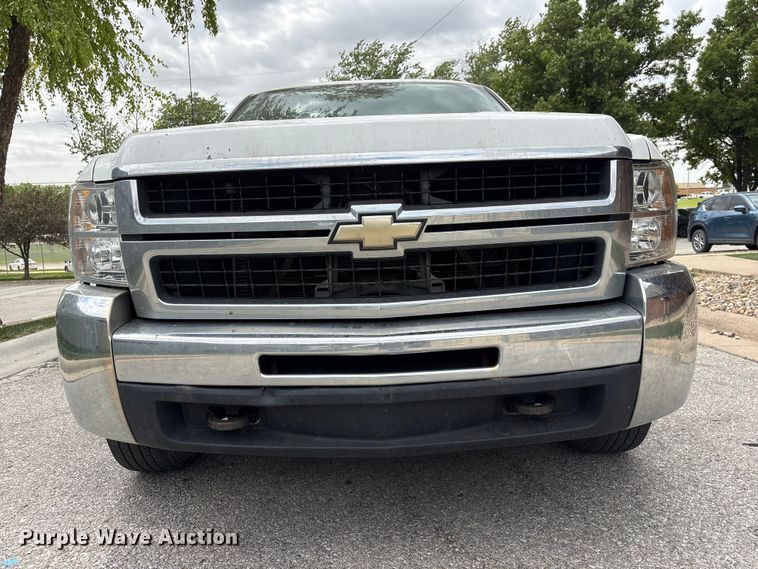 image for item EI5816 2007 Chevrolet Silverado 2500HD Crew Cab flatbed pickup truck