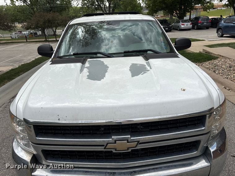 image for item EI5816 2007 Chevrolet Silverado 2500HD Crew Cab flatbed pickup truck
