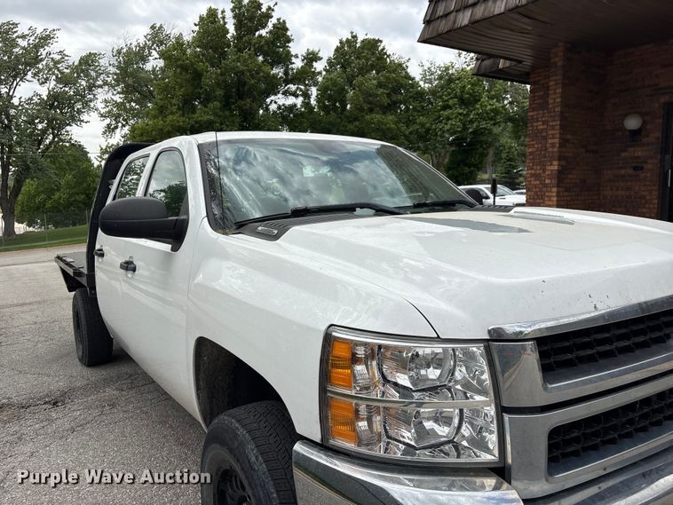 image for item EI5816 2007 Chevrolet Silverado 2500HD Crew Cab flatbed pickup truck