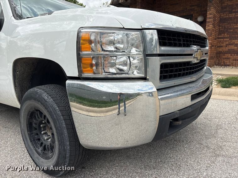 image for item EI5816 2007 Chevrolet Silverado 2500HD Crew Cab flatbed pickup truck
