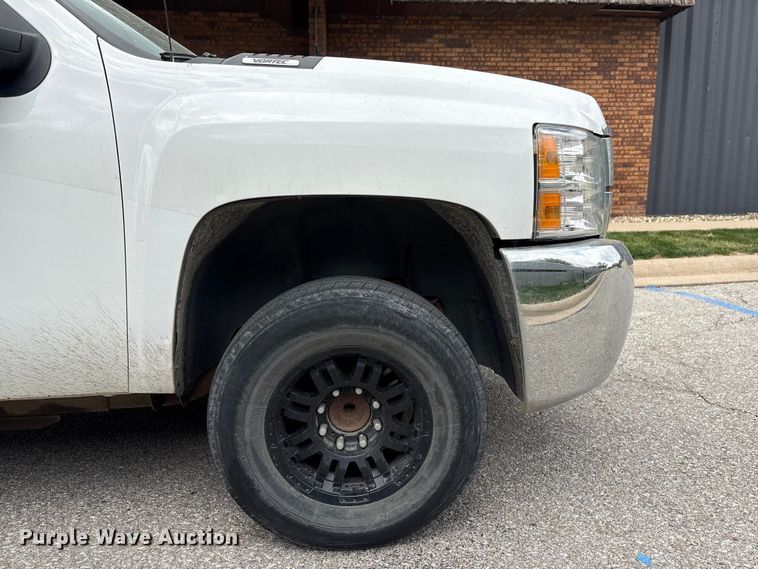 image for item EI5816 2007 Chevrolet Silverado 2500HD Crew Cab flatbed pickup truck