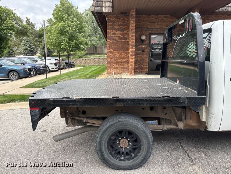image for item EI5816 2007 Chevrolet Silverado 2500HD Crew Cab flatbed pickup truck