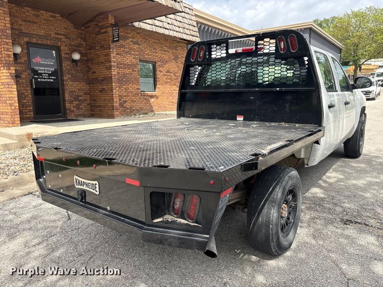 image for item EI5816 2007 Chevrolet Silverado 2500HD Crew Cab flatbed pickup truck