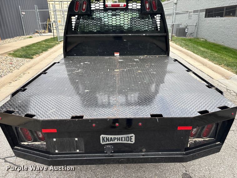 image for item EI5816 2007 Chevrolet Silverado 2500HD Crew Cab flatbed pickup truck