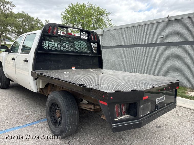 image for item EI5816 2007 Chevrolet Silverado 2500HD Crew Cab flatbed pickup truck