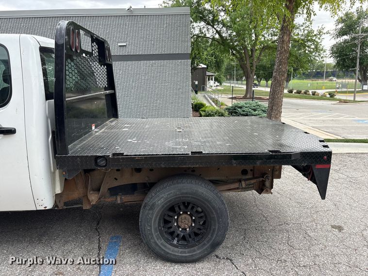 image for item EI5816 2007 Chevrolet Silverado 2500HD Crew Cab flatbed pickup truck