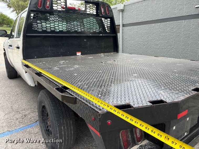image for item EI5816 2007 Chevrolet Silverado 2500HD Crew Cab flatbed pickup truck