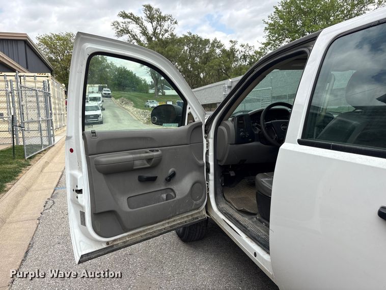 image for item EI5816 2007 Chevrolet Silverado 2500HD Crew Cab flatbed pickup truck