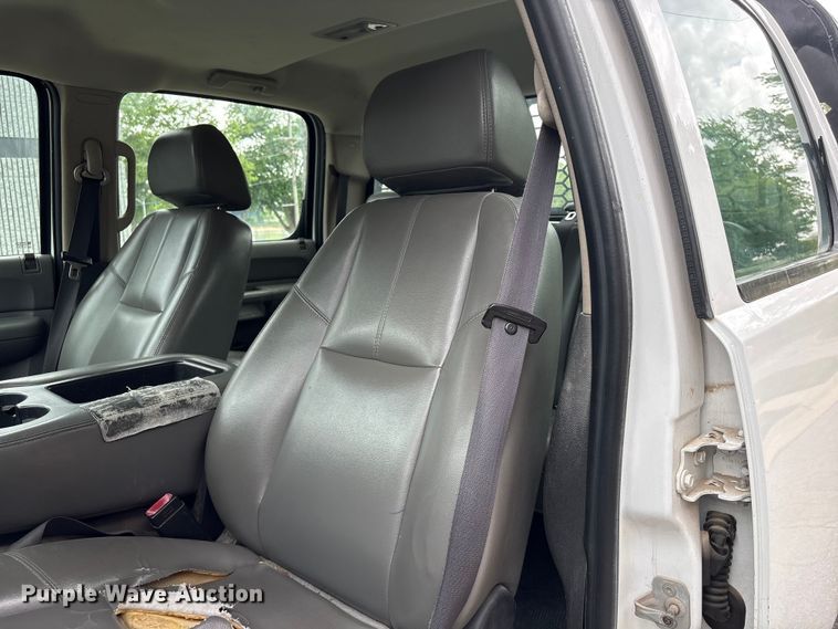 image for item EI5816 2007 Chevrolet Silverado 2500HD Crew Cab flatbed pickup truck