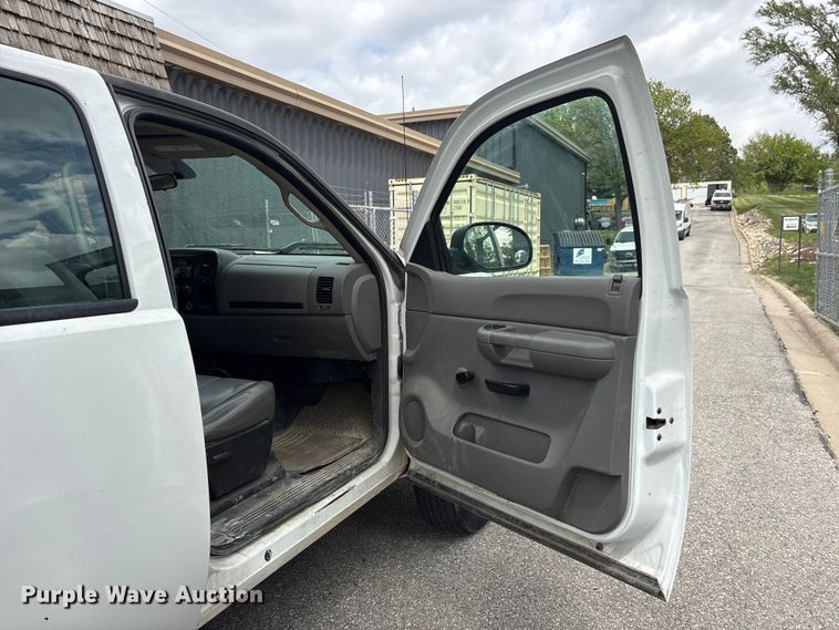 image for item EI5816 2007 Chevrolet Silverado 2500HD Crew Cab flatbed pickup truck
