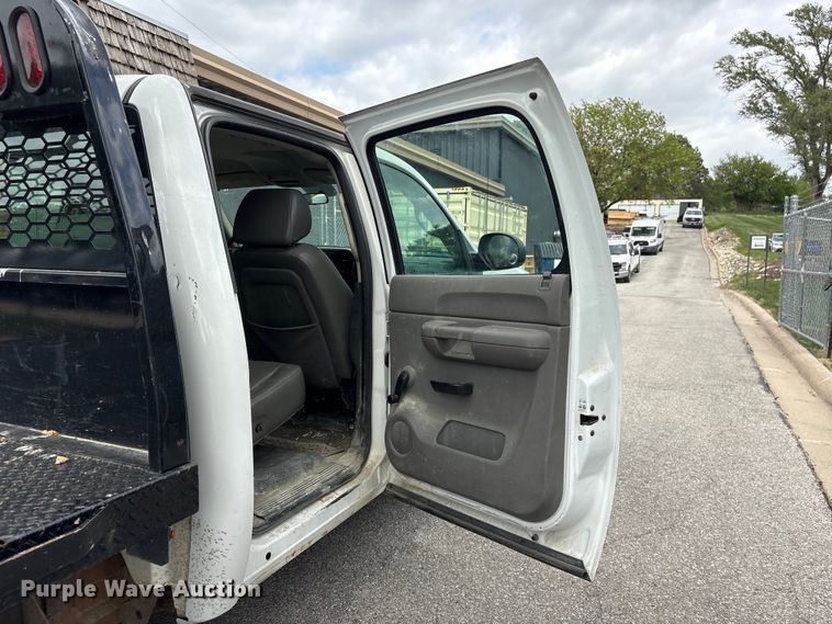 image for item EI5816 2007 Chevrolet Silverado 2500HD Crew Cab flatbed pickup truck