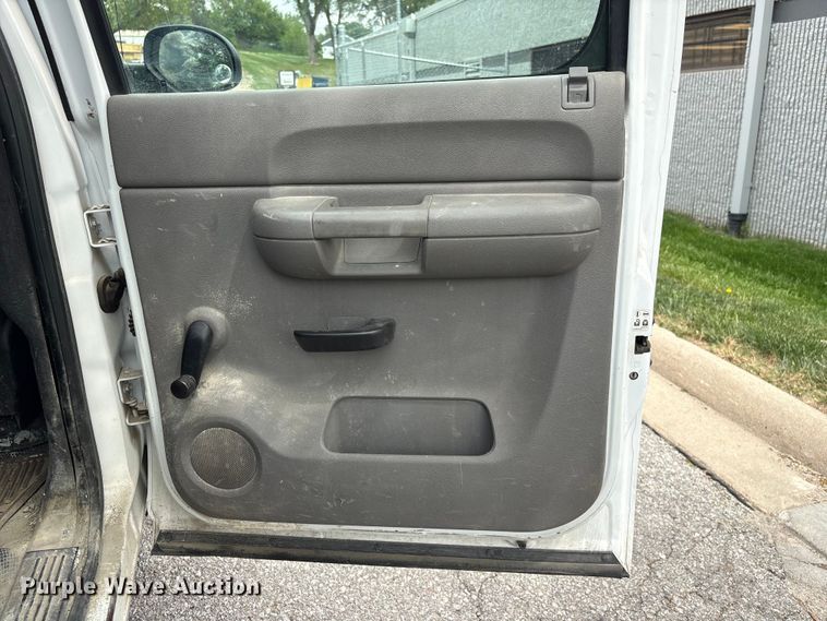 image for item EI5816 2007 Chevrolet Silverado 2500HD Crew Cab flatbed pickup truck