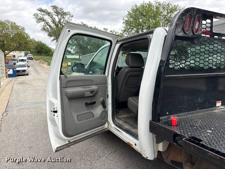 image for item EI5816 2007 Chevrolet Silverado 2500HD Crew Cab flatbed pickup truck