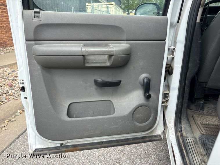 image for item EI5816 2007 Chevrolet Silverado 2500HD Crew Cab flatbed pickup truck