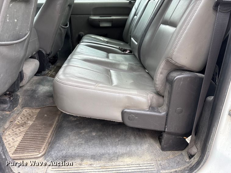 image for item EI5816 2007 Chevrolet Silverado 2500HD Crew Cab flatbed pickup truck