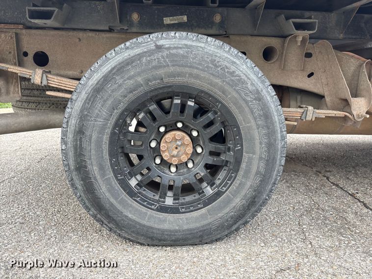 image for item EI5816 2007 Chevrolet Silverado 2500HD Crew Cab flatbed pickup truck