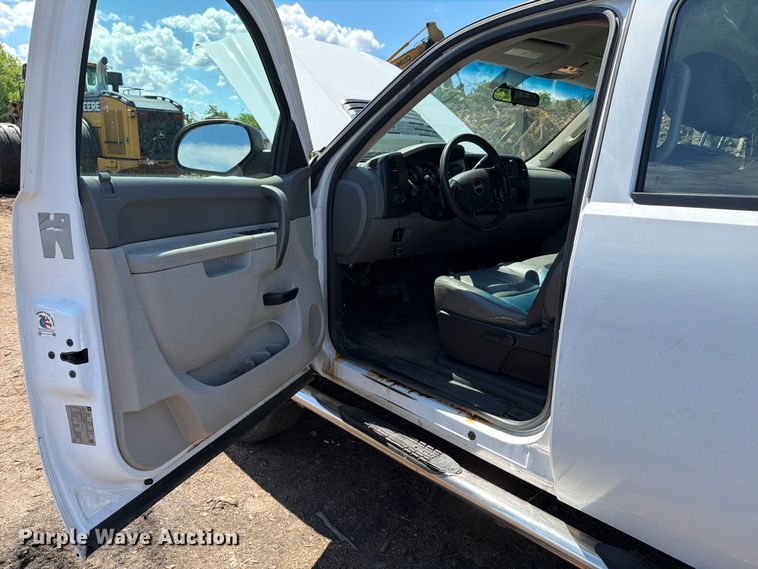 image for item EM0124 2011 GMC Sierra 3500HD Crew Cab pickup truck