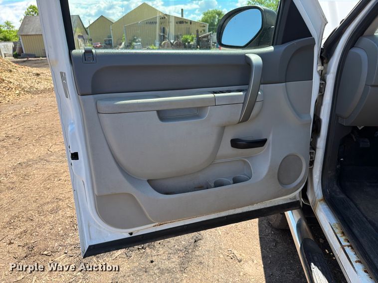 image for item EM0124 2011 GMC Sierra 3500HD Crew Cab pickup truck