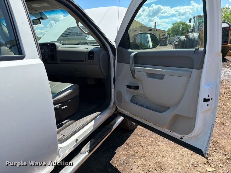 image for item EM0124 2011 GMC Sierra 3500HD Crew Cab pickup truck