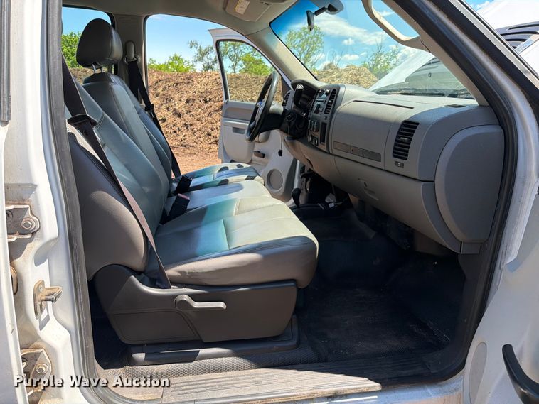 image for item EM0124 2011 GMC Sierra 3500HD Crew Cab pickup truck