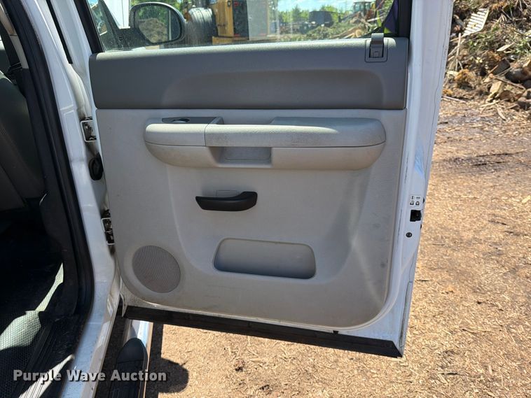 image for item EM0124 2011 GMC Sierra 3500HD Crew Cab pickup truck