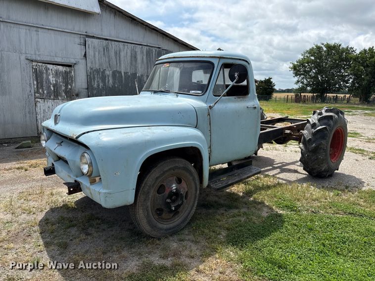 image for item EN0438 1954 Ford F500 truck cab and chassis