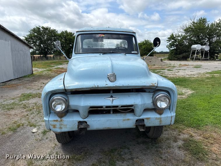 image for item EN0438 1954 Ford F500 truck cab and chassis