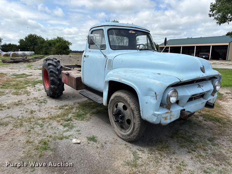 image for item EN0438 1954 Ford F500 truck cab and chassis