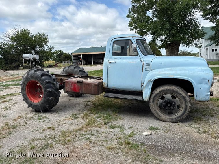 image for item EN0438 1954 Ford F500 truck cab and chassis