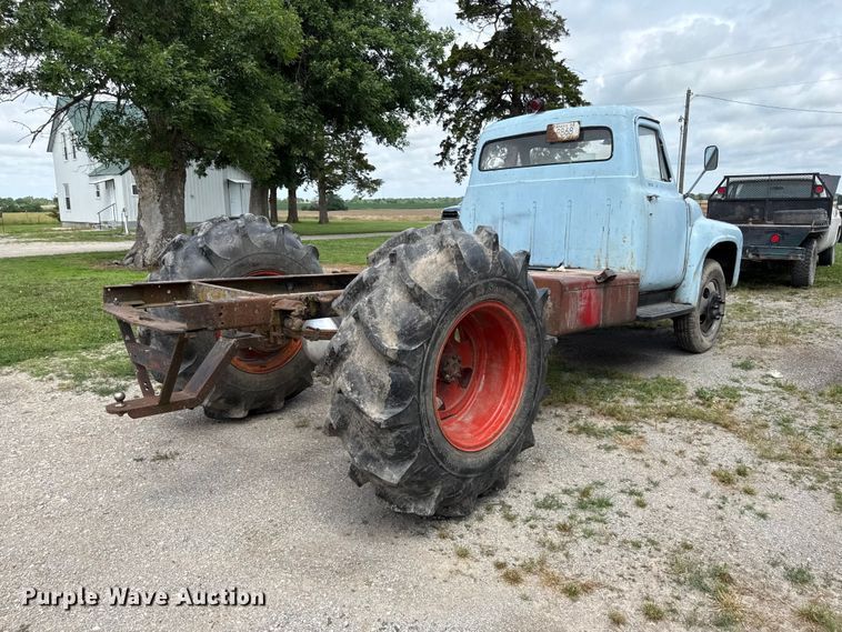 image for item EN0438 1954 Ford F500 truck cab and chassis