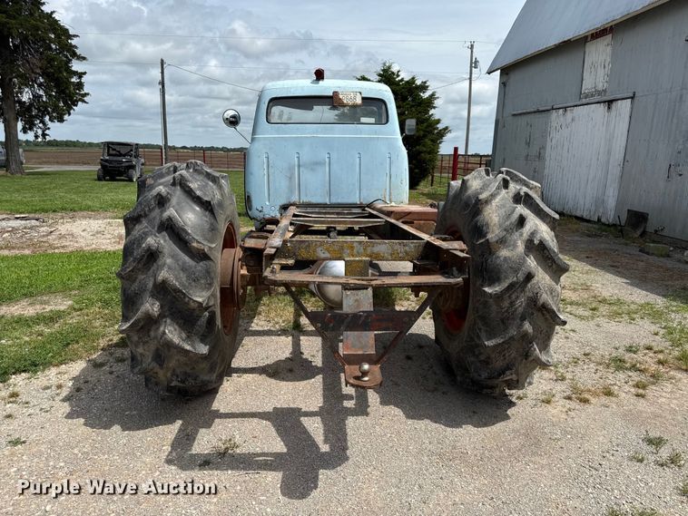 image for item EN0438 1954 Ford F500 truck cab and chassis