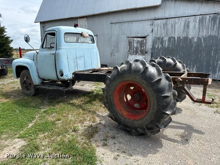 image for item EN0438 1954 Ford F500 truck cab and chassis