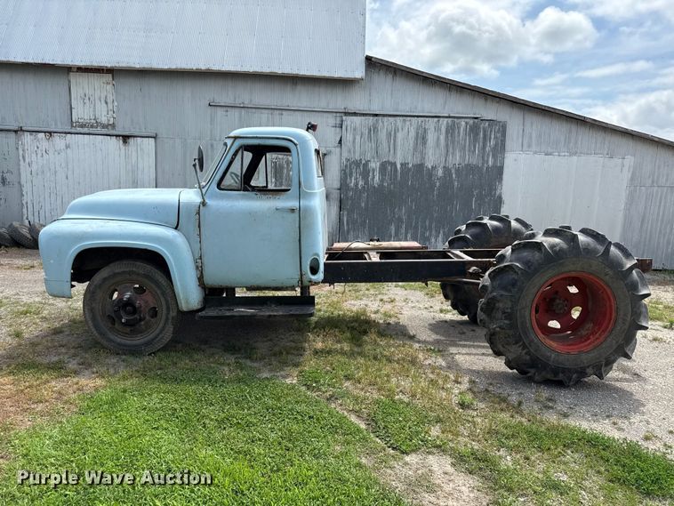 image for item EN0438 1954 Ford F500 truck cab and chassis