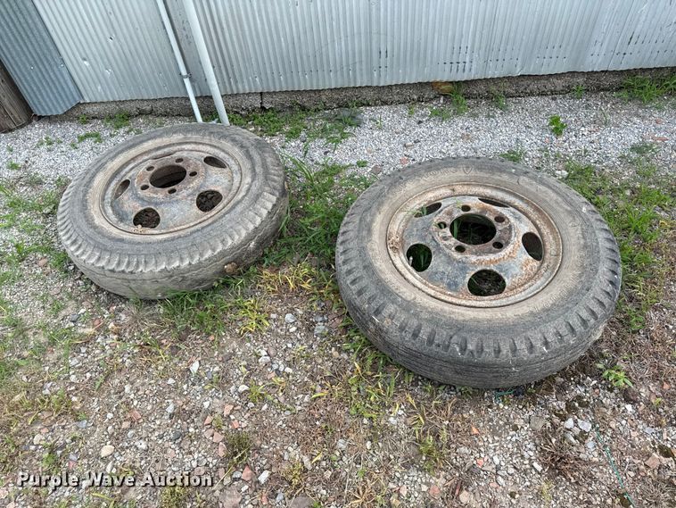image for item EN0438 1954 Ford F500 truck cab and chassis