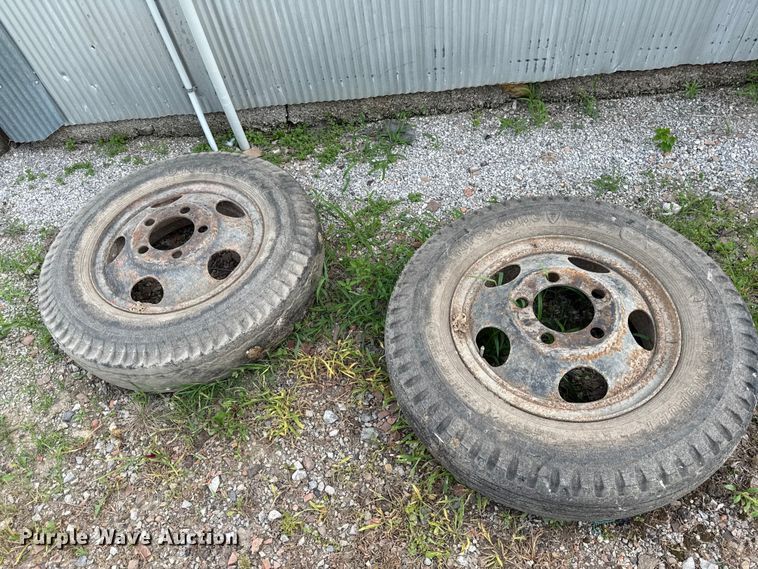 image for item EN0438 1954 Ford F500 truck cab and chassis